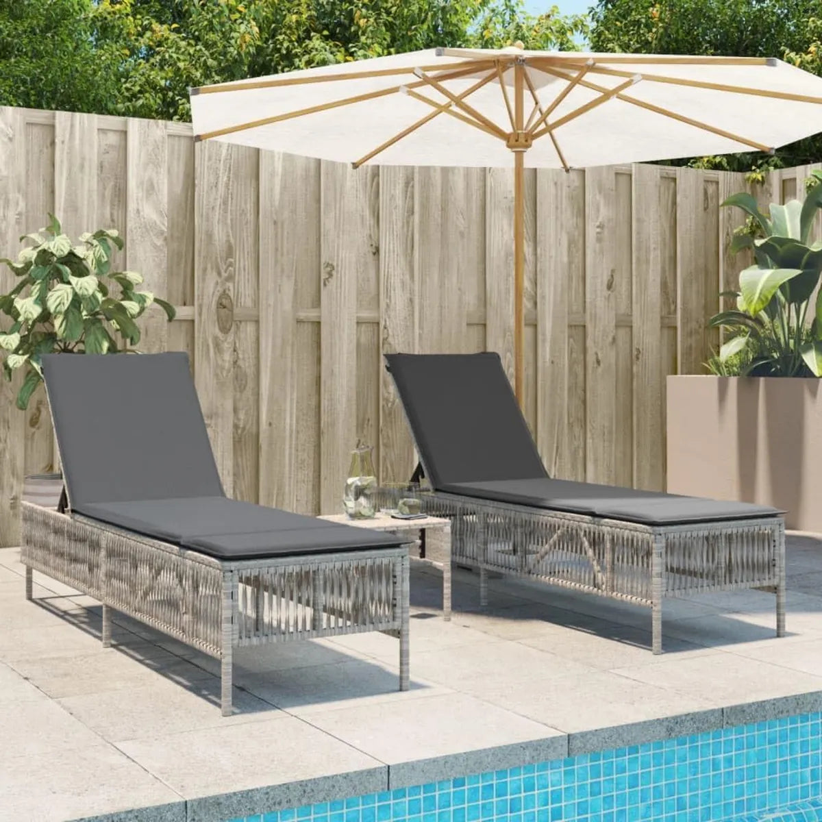 Set 2 Lettini Prendisole e Tavolino in Polyrattan Grigio Chiaro