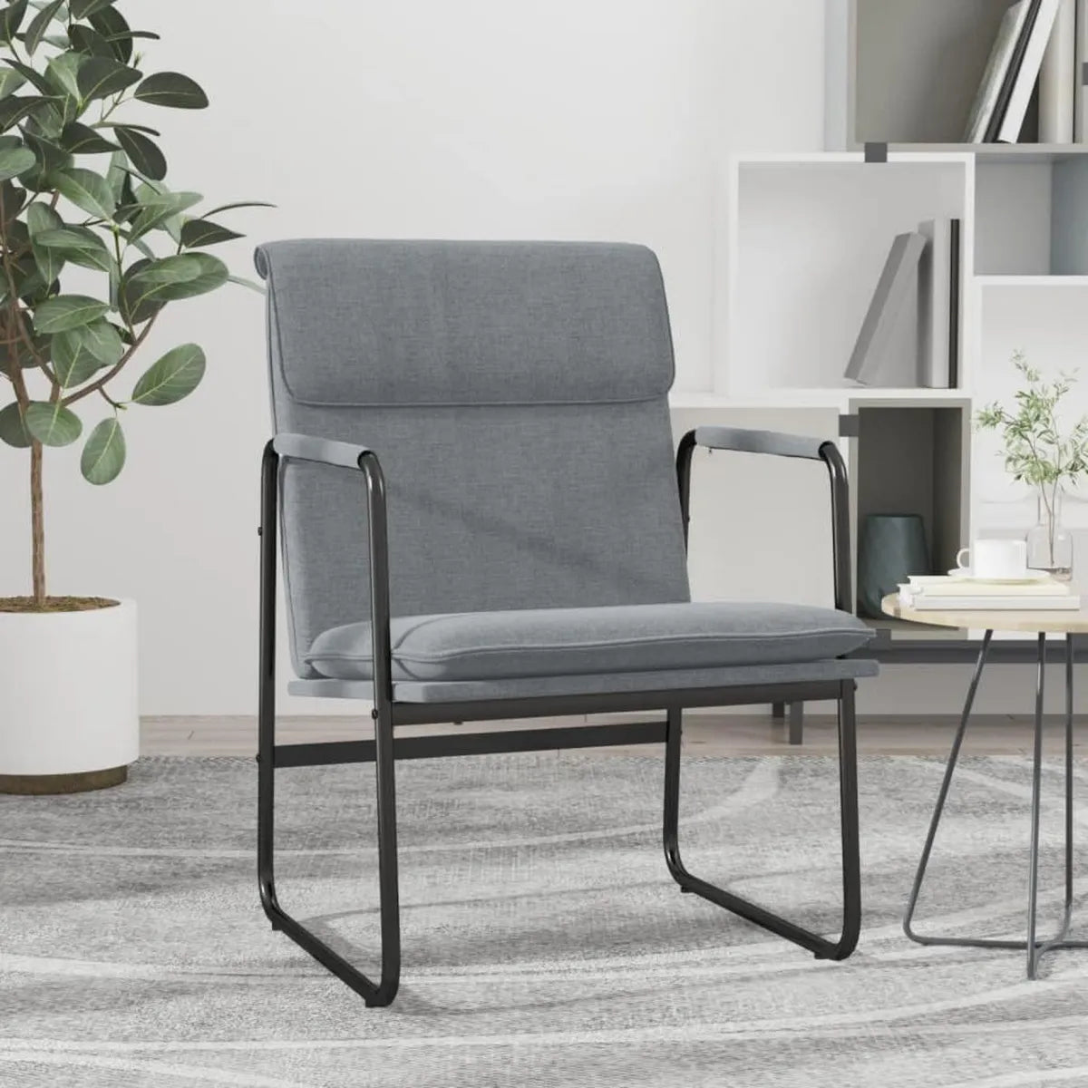 Poltrona design in tessuto grigio chiaro con schienale imbottito e struttura stabile in metallo, 55x64x80 cm, ideale per soggiorno e balcone