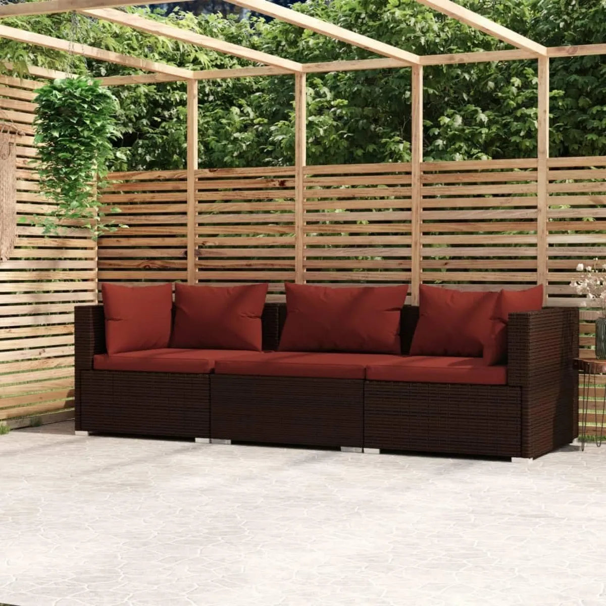Divano tre posti in rattan sintetico marrone con cuscini