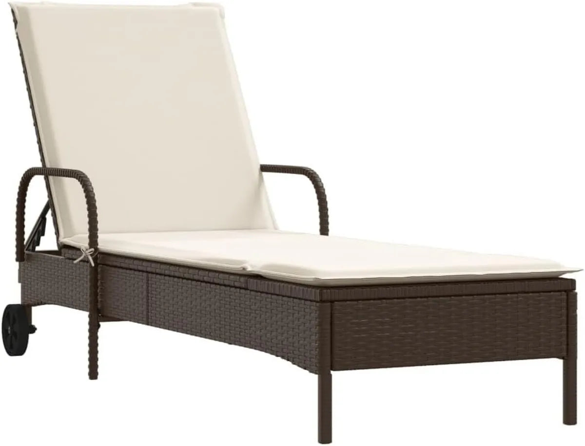 Lettino prendisole in rattan sintetico con cuscino rimovibile, schienale regolabile e ruote, colore marrone