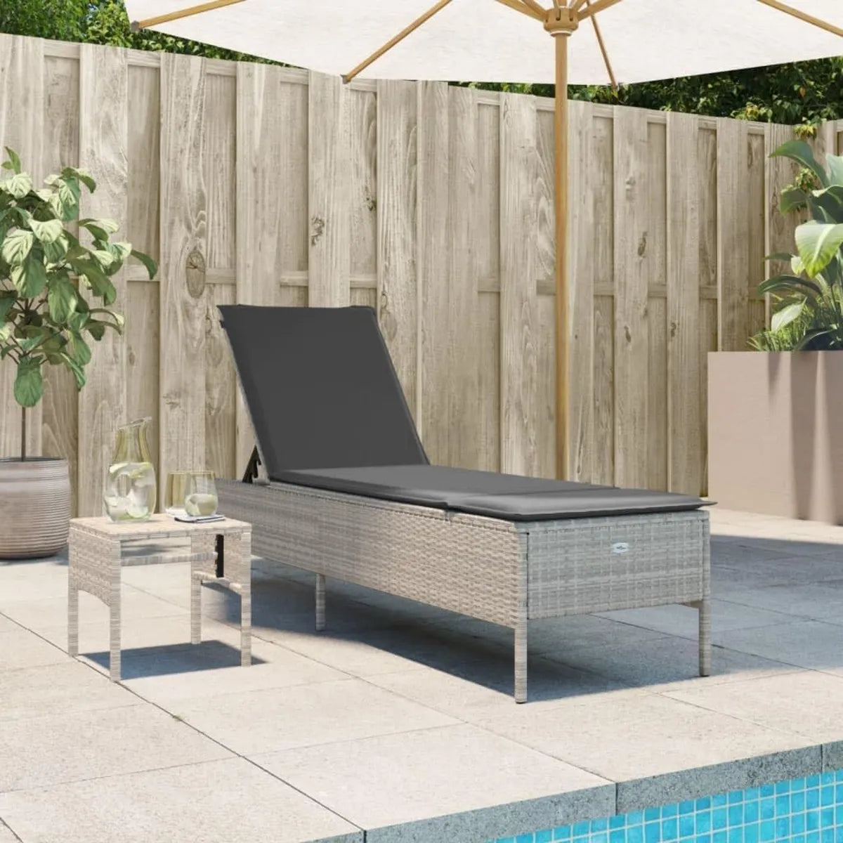 Sedia a Sdraio in Rattan Sintetico con Cuscino e Tavolino, Ideale per Giardino e Piscina