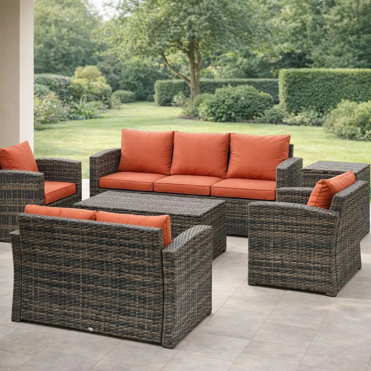 Set Arredo Giardino in Rattan: 2 Divani, 2 Poltrone e Tavolino con Cuscini Marroni e Arancioni
