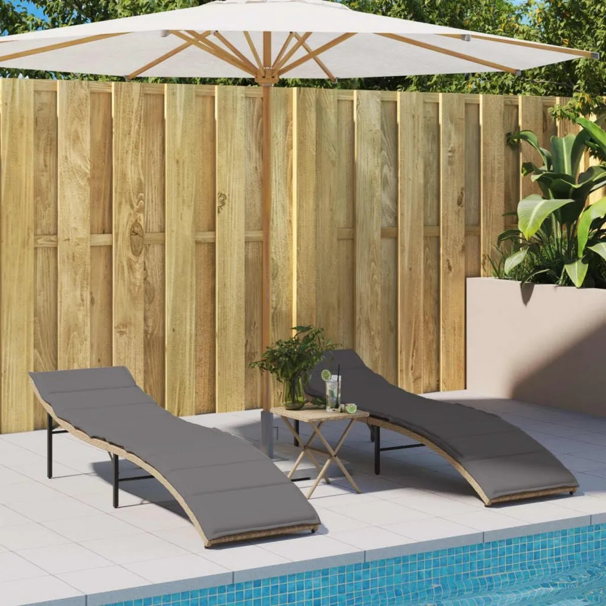 Set di 2 Lettini Prendisole Beige in Rattan Sintetico con Schienale Regolabile e Cuscini Imbottiti