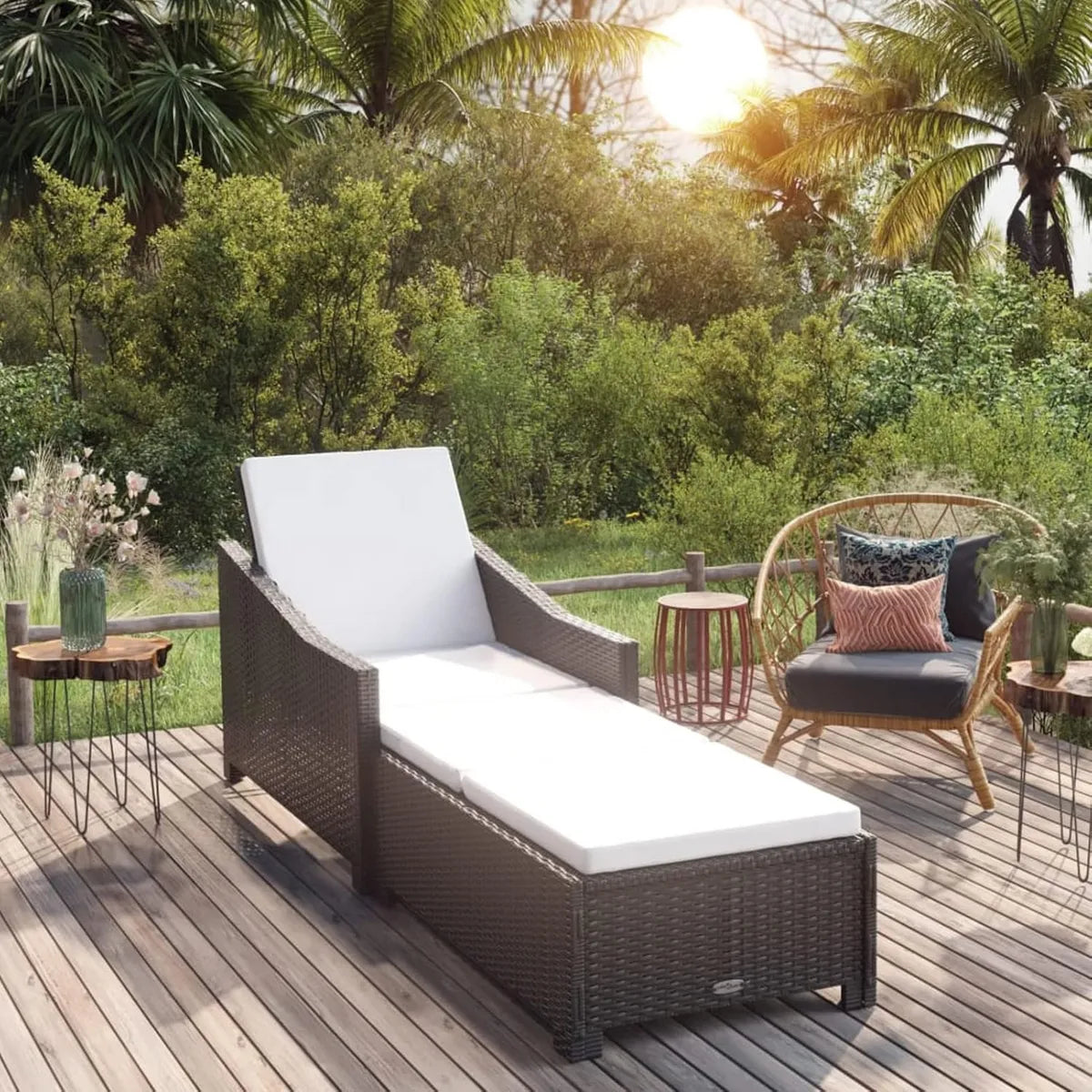Lettino Prendisole Reclinabile Nero con Cuscino Crema in Rattan per Giardino