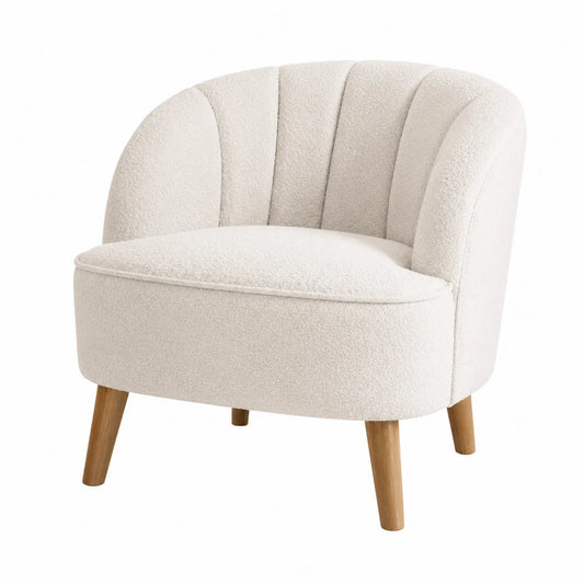 Poltrona in tessuto bouclé bianco con gambe in legno