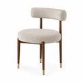 Sedia in legno e tessuto boucle crema con dettagli in ottone